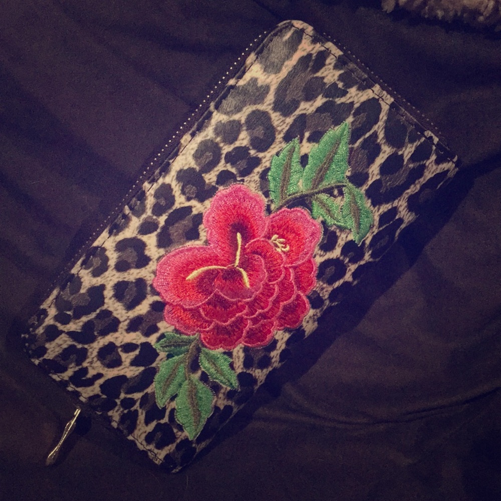 Adorable cheetah wallet with flower 🌺 on front